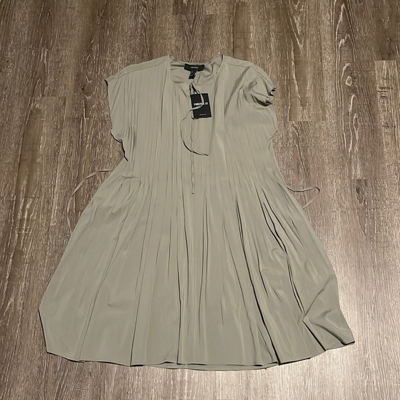 F21 Pleated Dress - Picture 1 of 3